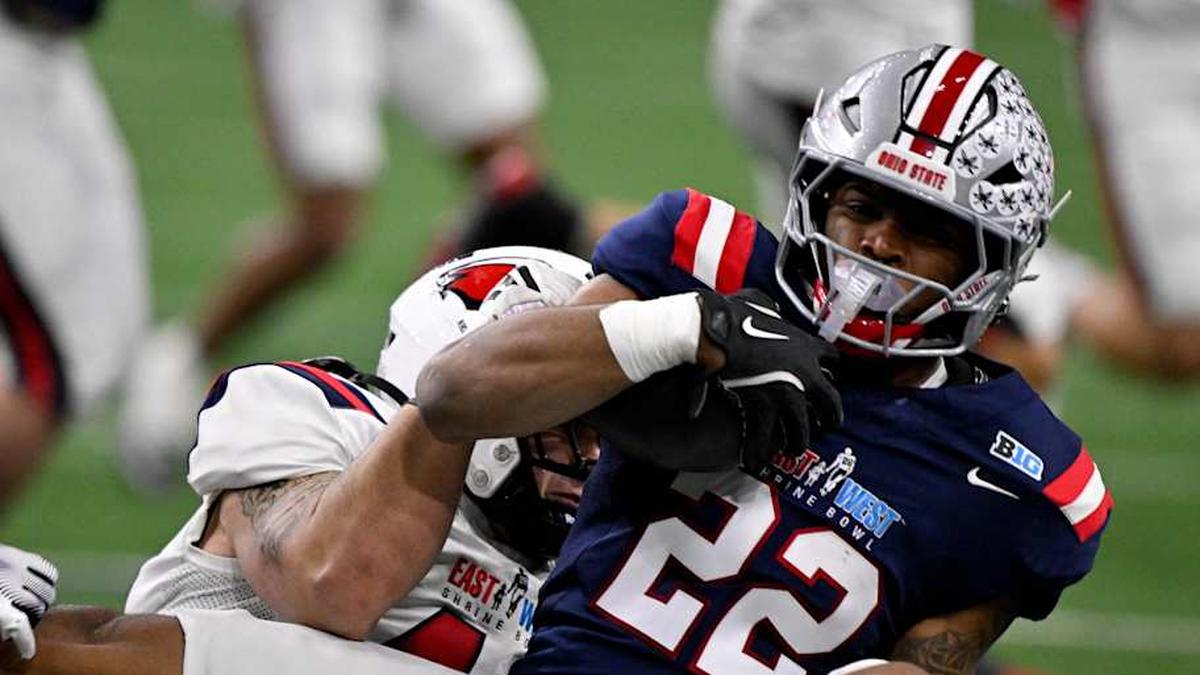  Jan 27, 2026; Frisco, TX, USA; West running back CJ Donaldson (22) is tackled by East linebacker Declan Williams (40) during the first half at the Ford Center at the Star. Mandatory Credit: Jerome Miron-Imagn Images | Jerome Miron-Imagn Images 