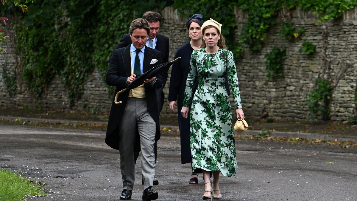 Britain's Princess Beatrice and Princess Eugenie arrive to attend the wedding of Princess Anne's son, Peter Phillips and Harriet Sperling at All Saints' Church in Kemble, Cirencester, Britain, June 6, 2026. REUTERS/Dylan Martinez