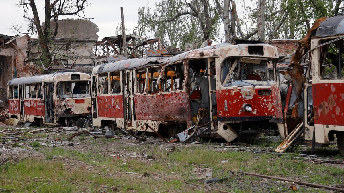 Vagones destruidos en un depósito en Mariúpol, territorio bajo el gobierno de la República Popular de Donetsk, el sábado 21 de mayo de 2022, en el este de Ucrania. (AP Foto/Alexei Alexandrov)