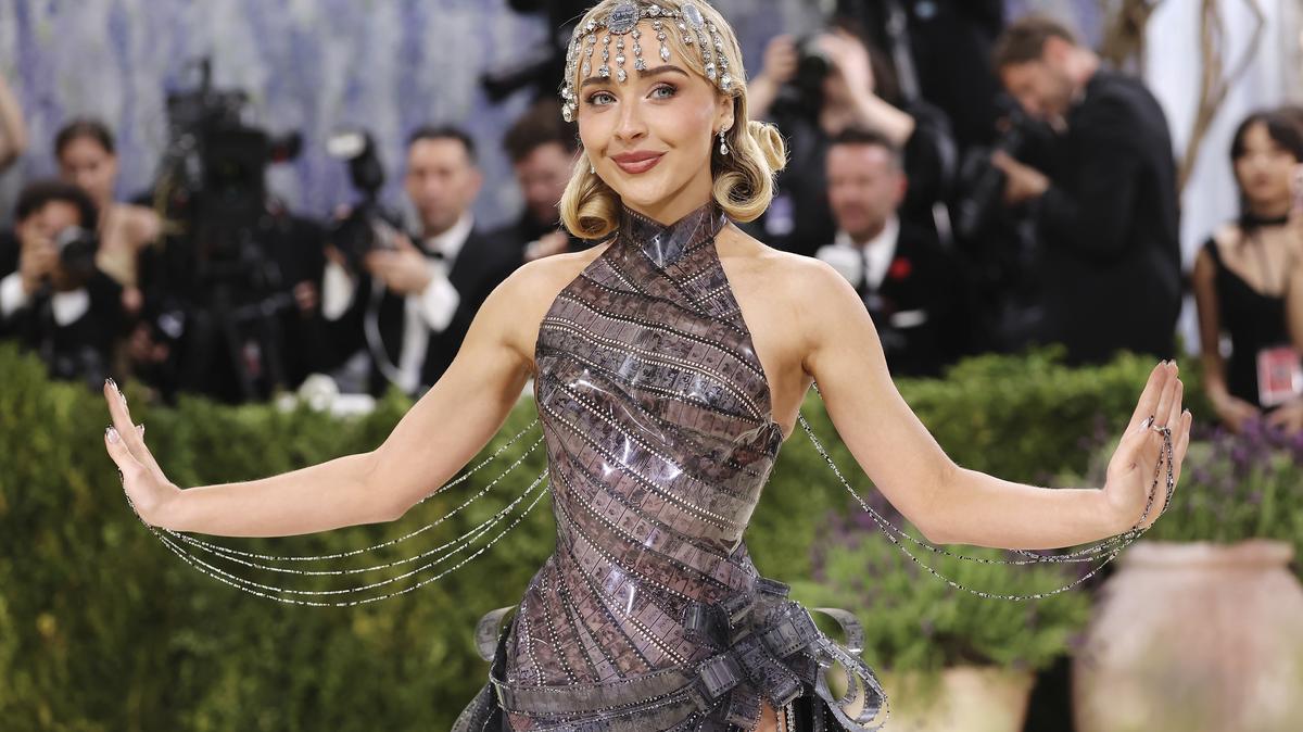 NEW YORK, NEW YORK - MAY 04: Sabrina Carpenter attends the 2026 Met Gala celebrating "Costume Art" at the Metropolitan Museum of Art on May 04, 2026 in New York City. (Photo by Mike Coppola/Getty Images). 