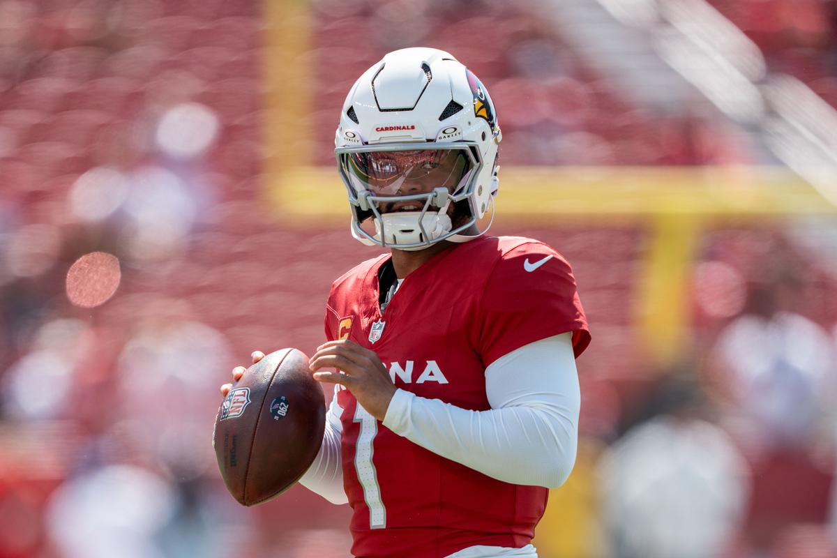 Arizona Cardinals quarterback Kyler Murray (1) warms up before the game against the San Francisco 49ers at Levi's Stadium.