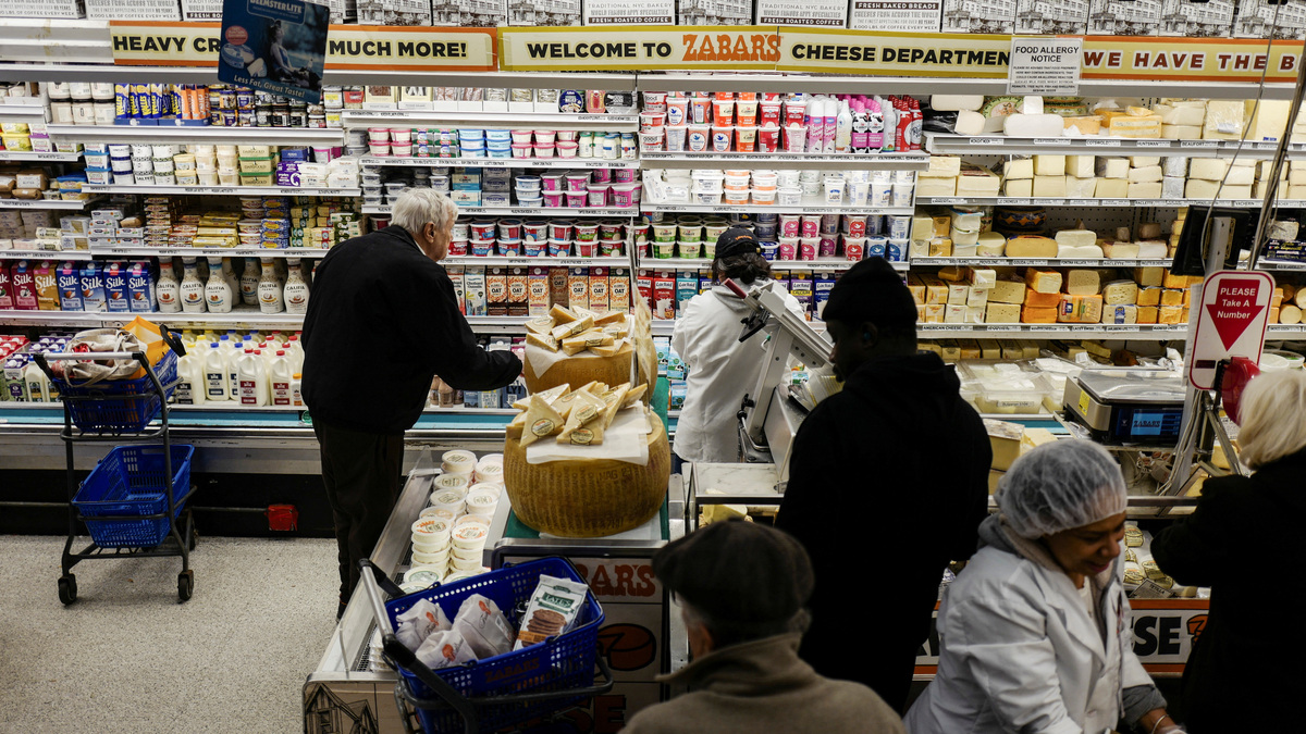 People shop at Zabar's supermarket in New York City, U.S., November 26, 2025. REUTERS/Jeenah Moon