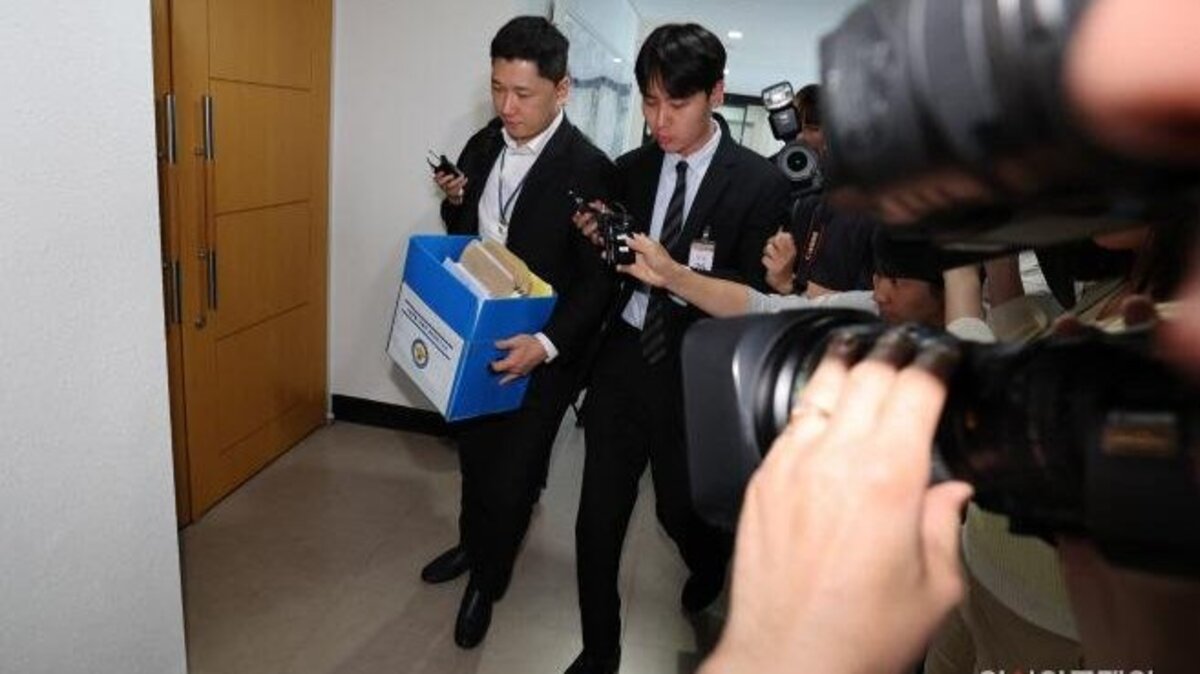 Members of a joint prosecution-police investigation team arrive at the National Election Commission’s election control center in Gwacheon, South Korea, to conduct a search on June 11. Photo by Asia Today
