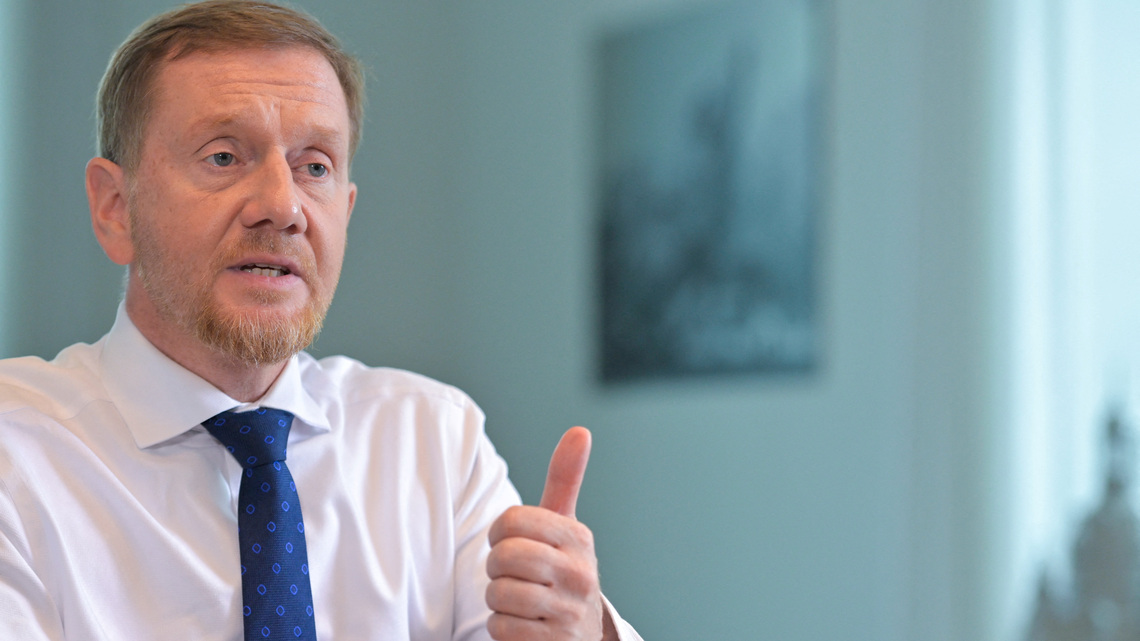 German state leader urges joint effort to solve Volkswagen crisis