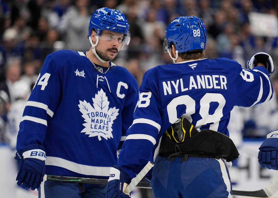  Toronto Maple Leafs forward William Nylander (88) and forward Auston Matthews (34) discuss a play. John E. Sokolowski-Imagn Images