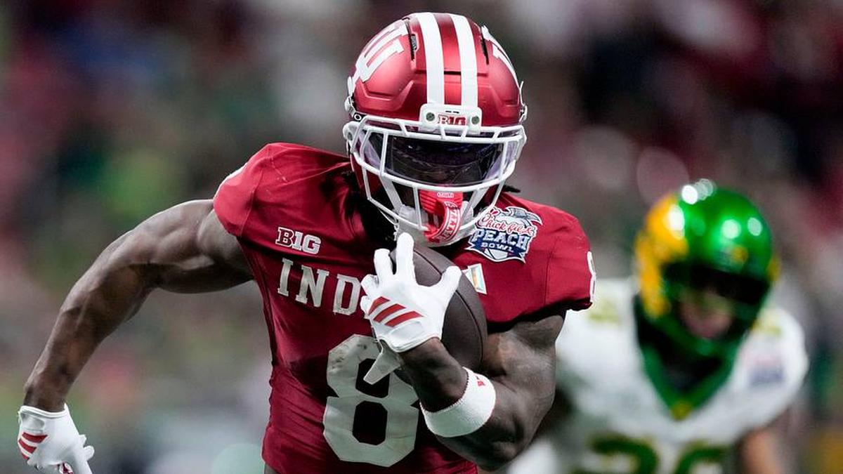  Indiana Hoosiers running back Kaelon Black (8) rushes the ball for a touchdown Friday, Jan. 9, 2026, during the Peach Bowl and semifinal game of the College Football Playoff against the Oregon Ducks at Mercedes-Benz Stadium in Atlanta. | Grace Hollars/IndyStar / USA TODAY NETWORK via Imagn Images 