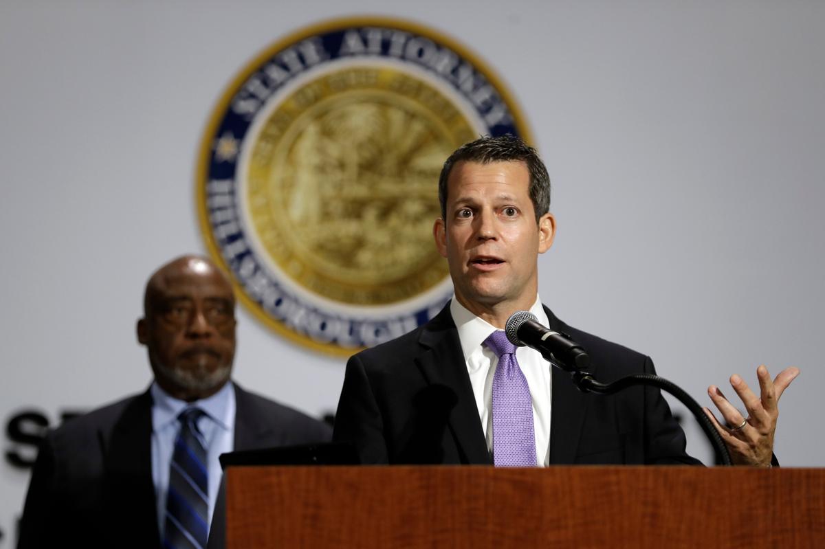 El fiscal estatal del Condado Hillsborough, Andrew Warren, habla durante una conferencia de prensa el lunes 15 de junio de 2020, en Tampa. Warren anunció su decisión de no procesar a decenas de manifestantes arrestados por cargos de reunión ilegal durante una marcha de Black Lives Matter el 2 de junio.