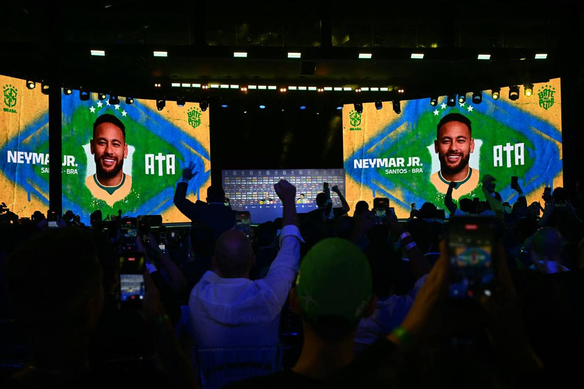  TOPSHOT - People celebrate after the announcement of Brazilian footballer Neymar Jr. during an event to announce Brazil's squad for the 2026 FIFA World Cup at the Museum of Tomorrow, in downtown Rio de Janeiro, Brazil, on May 18, 2026. (Photo by MAURO PIMENTEL / AFP via Getty Images)