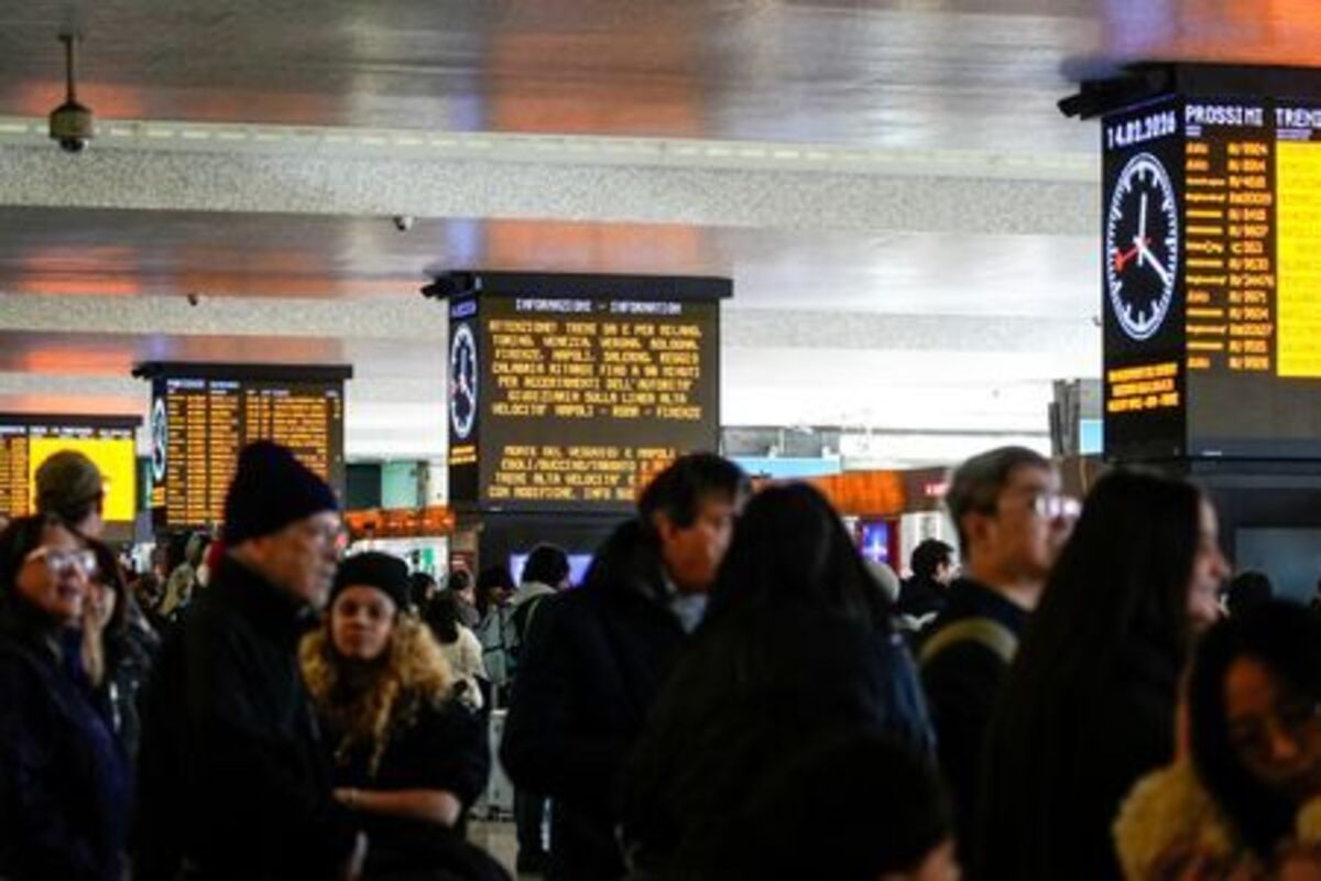FILE PHOTO: Passengers wait inside Termini train station after train services in Italy were disrupted during the Olympics, at a railway station in Rome, Italy, February 14, 2026. REUTERS/Matteo Ciambelli/File Photo