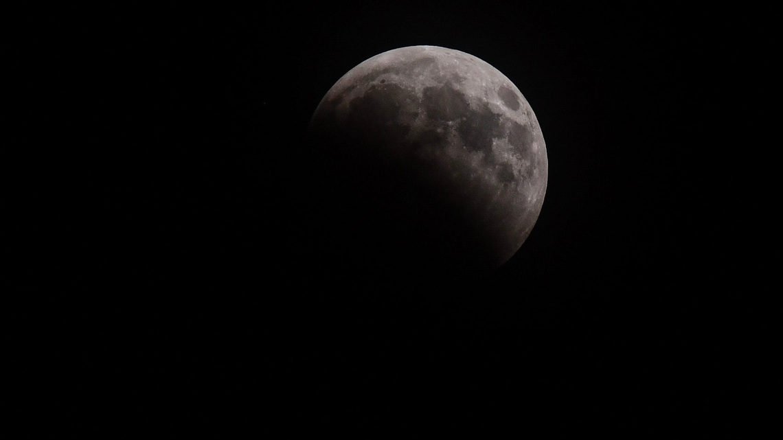 After full moon lunar eclipse, will the moon still look full tonight?