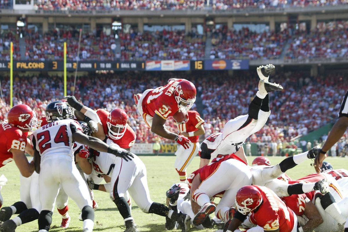  Kansas City Chiefs running back #31 Priest Holmes jumps over the Atlanta Falcons defensive line for a touchdown at Arrowhead Stadium. Jason Parkhurst-USA TODAY Sports