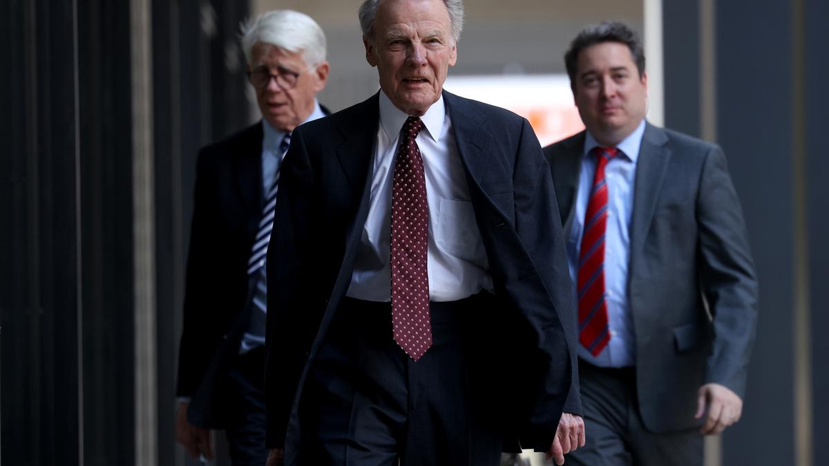 Former Speaker Michael Madigan, center, arrives at the Dirksen U.S. Courthouse with attorneys Thomas Breen, left, and Robert Stanley for a hearing on sentencing guidelines on June 10, 2025. (Antonio Perez/Chicago Tribune)