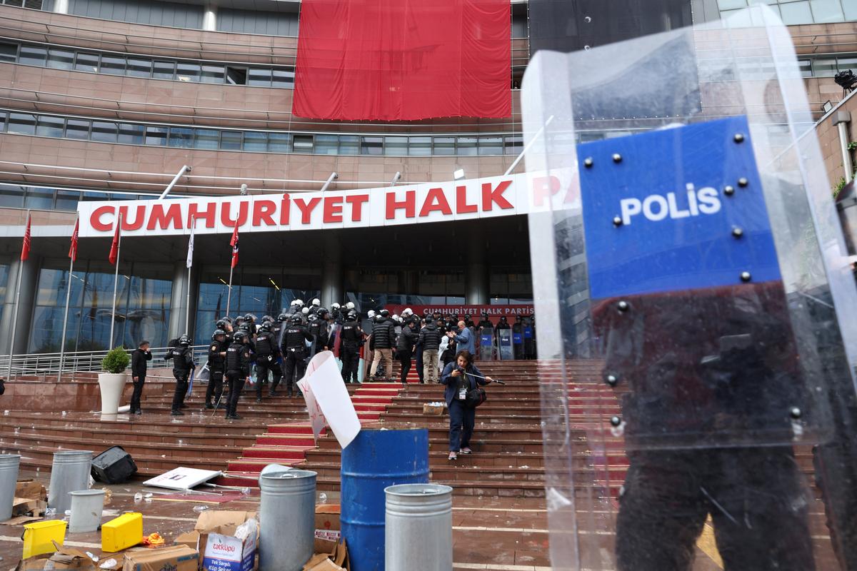 Turkish riot police enter the headquarters of the main opposition Republican People’s Party (CHP) to evict its ousted leadership, after authorities ordered enforcement of a court ruling removing the party's leadership from the building, in Ankara, Turkey, May 24, 2026. REUTERS/Efekan Akyuz