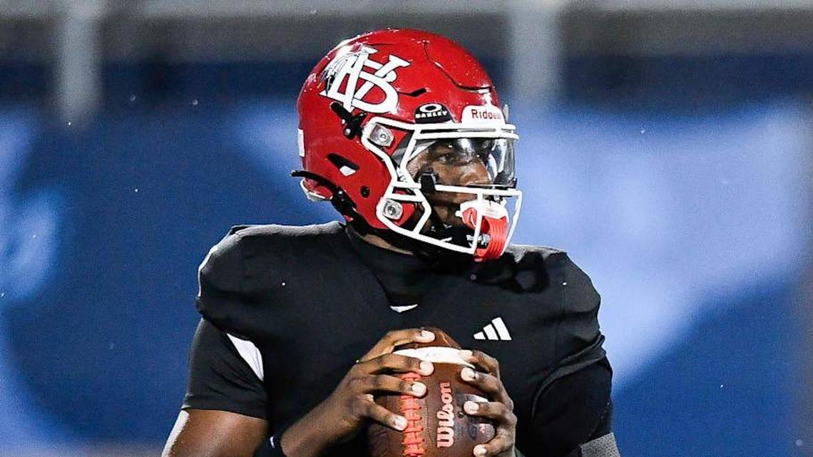  Champ Monds (1) of Vero Beach looks to pass in the FHSAA Class 7A state championship, Dec. 13, 2025, at Pitbull Stadium in Miami. | CRYSTAL VANDER WEIT/TCPALM / USA TODAY NETWORK via Imagn Images 