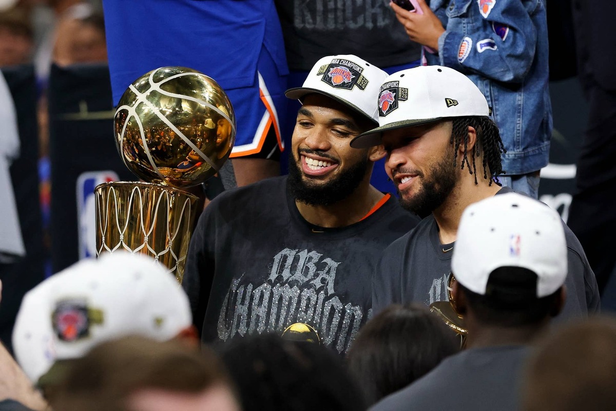  New York Knicks center Karl-Anthony Towns (32) and guard Jalen Brunson (11) celebrates with his teammates after the Knicks defeat the San Antonio Spurs during game five of the 2026 NBA Finals at Frost Bank Center. 