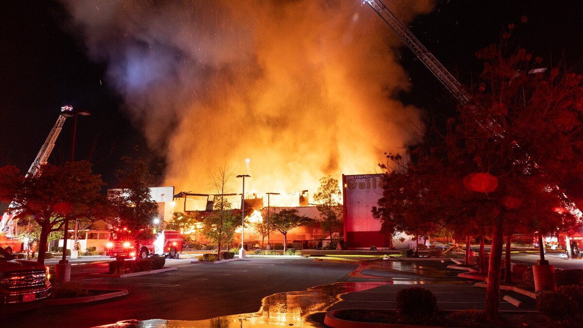 Fierce blaze destroys vacant two-story building in Serra Mesa