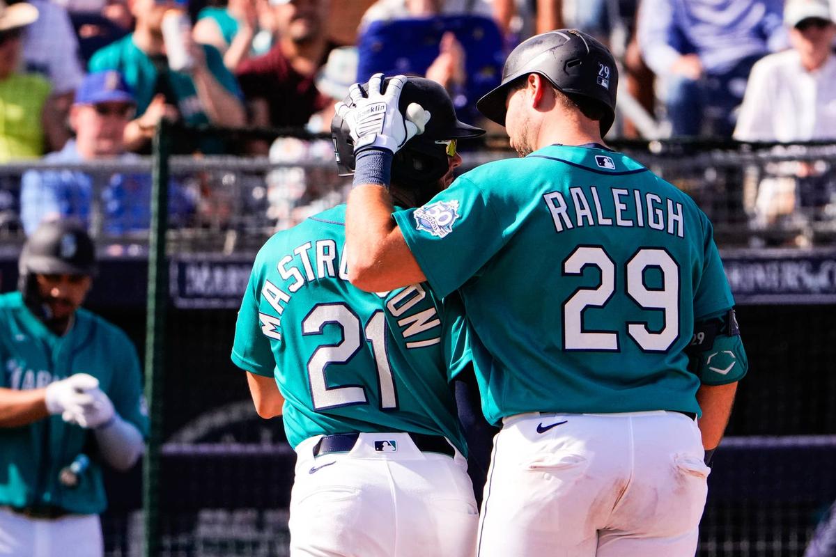  Seattle Mariners catcher Cal Raleigh (29) and third baseman Miles Mastrobuoni (21) 
