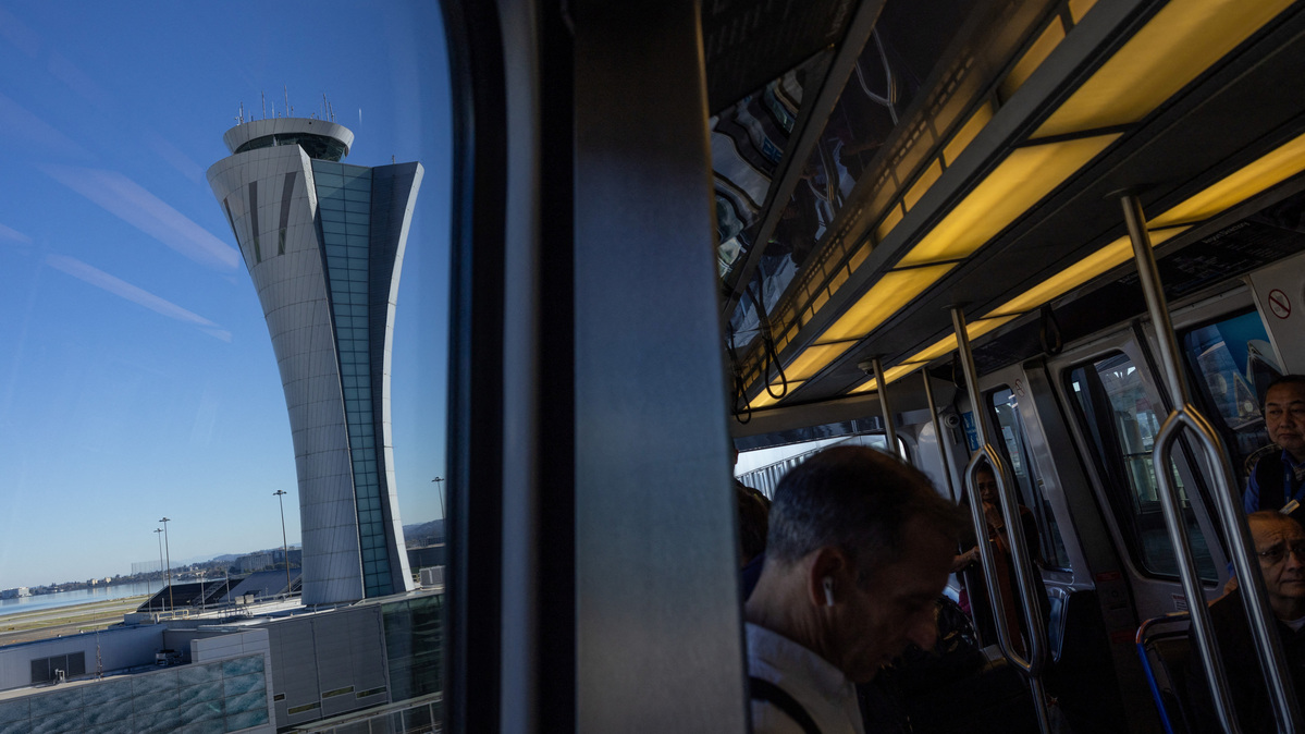 The air traffic control tower stands at the San Francisco International Airport in San Francisco, California, U.S., October 29, 2025. REUTERS/Carlos Barria/File Photo