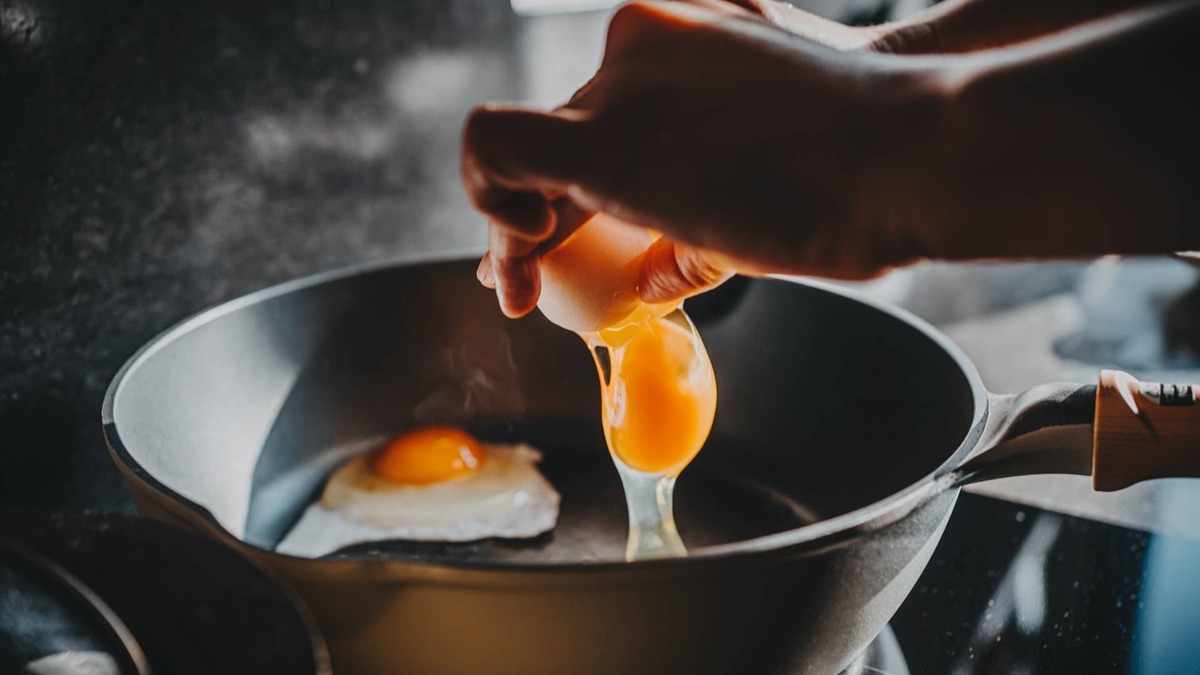 The 'Healthy' Cooking Oil a Cardiologist Never Uses To Make Eggs