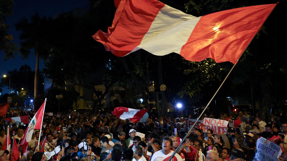 Demonstrators gather outside Peru's electoral headquarters amid concerns about the voting process during the country's general election, in Lima, Peru, April 14, 2026. REUTERS/Manuel Orbegozo