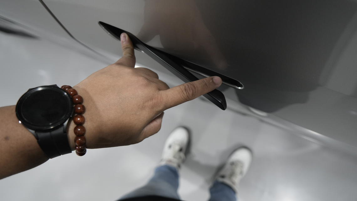  Tesla Model Y L door handles Autoblog / LeRoy Marion