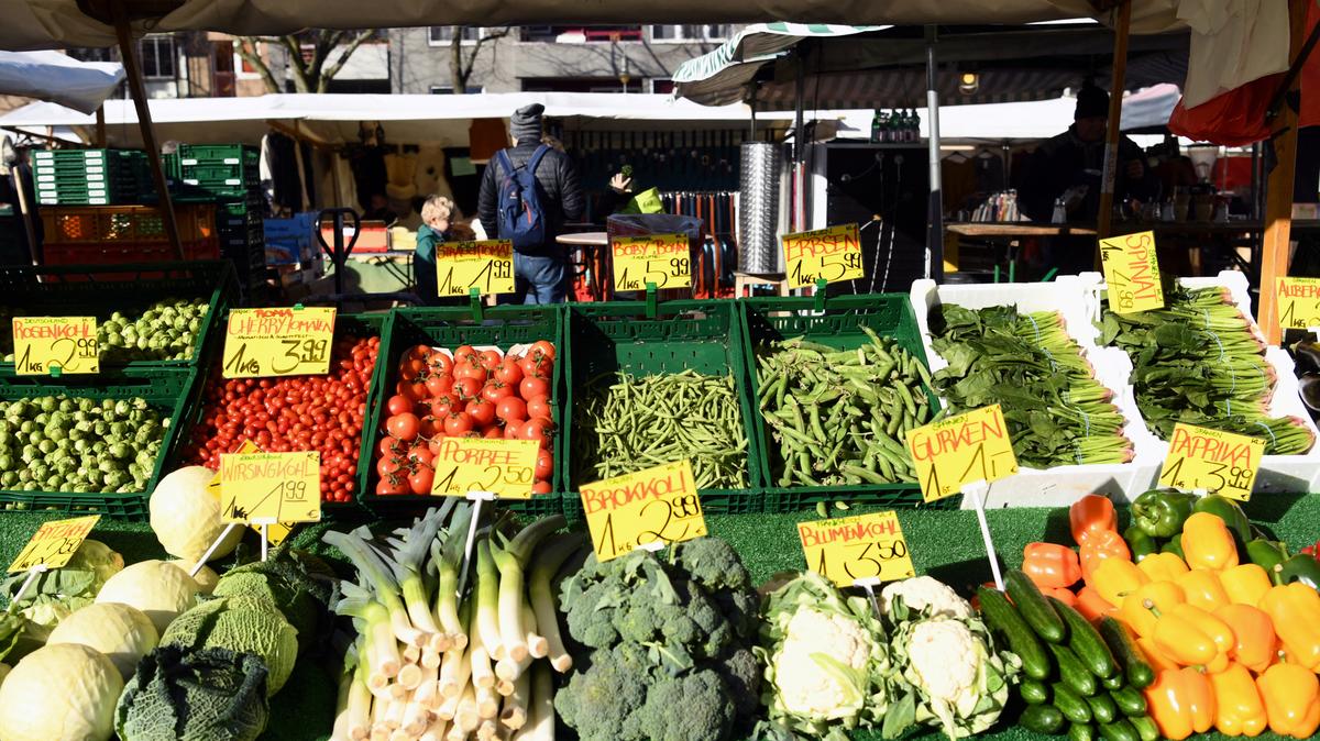 A general view of a fruit and vegetable stand on a weekly market in Berlin, Germany, March 14, 2020.  REUTERS/Annegret Hilse