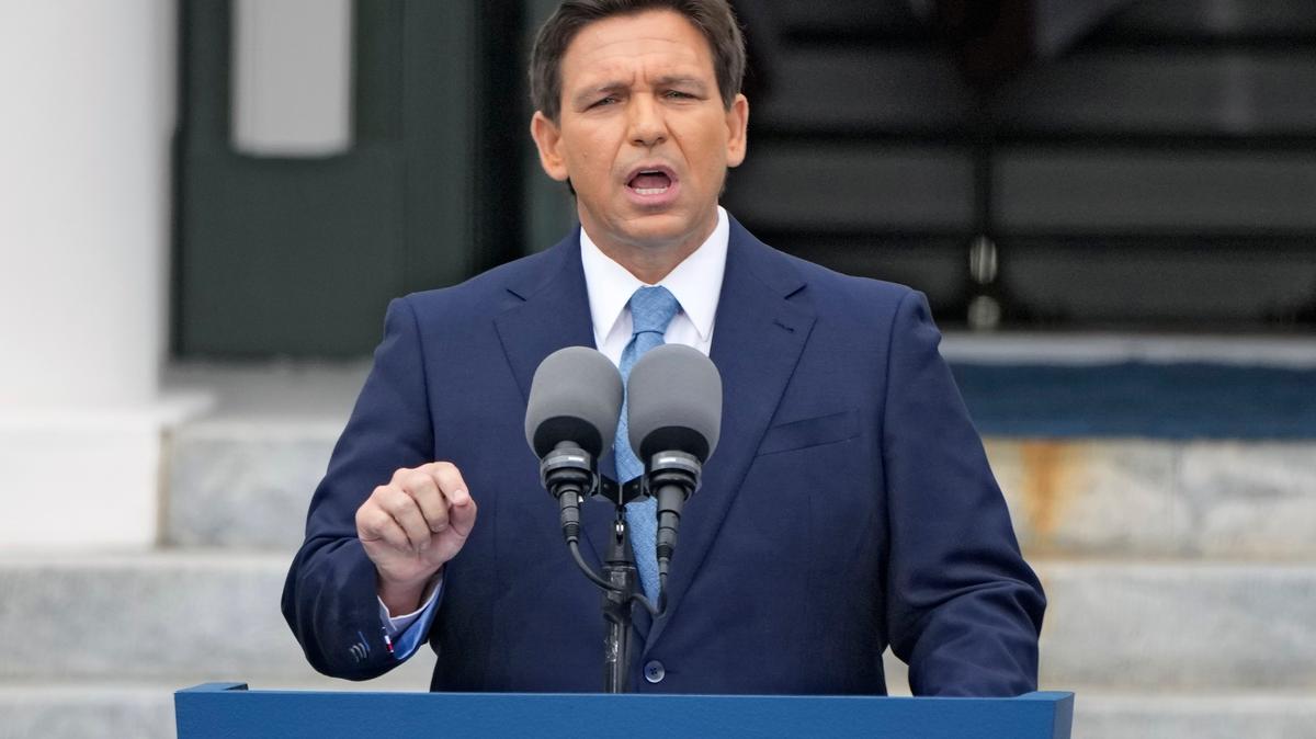 El gobernador Ron DeSantis su toma de posesión el 3 de enero en Tallahassee, quiere hacer permanentes una serie de leyes que prohíben a los empleadores exigir a los trabajadores vacunas contra el COVID-19 o el uso de mascarillas.