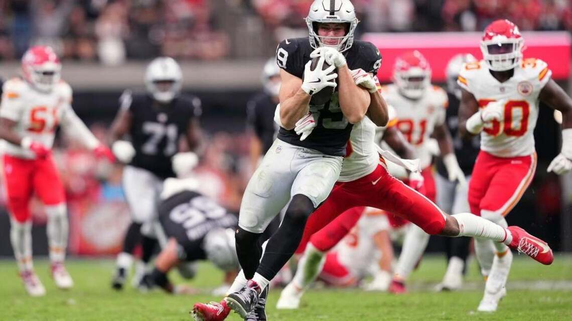 Raiders, tight ends pose challenge for injured Patriots 