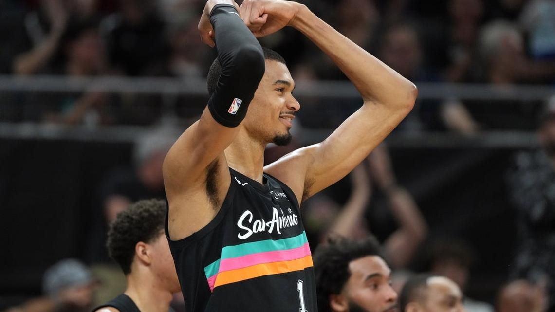 Spurs look for 8th straight win, face woeful Kings 