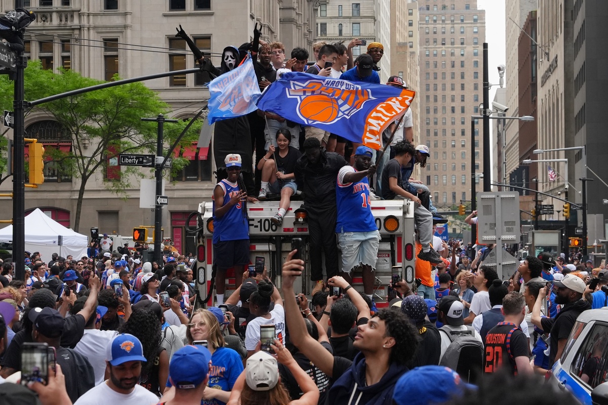  Fans celebrate during the New York Knicks’ NBA championship parade Thursday, June 18, 2026, in New York. (AP Photo/Ryan Murphy) 