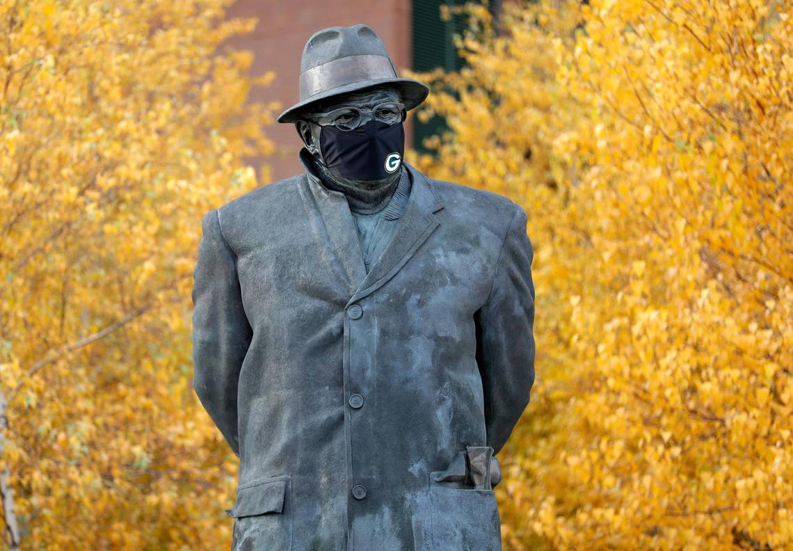  The Vince Lombardi statue wears a Green Bay Packers face mask © Sarah Kloepping/USA TODAY NETWORK-Wisconsin via Imagn Content Services, LLC