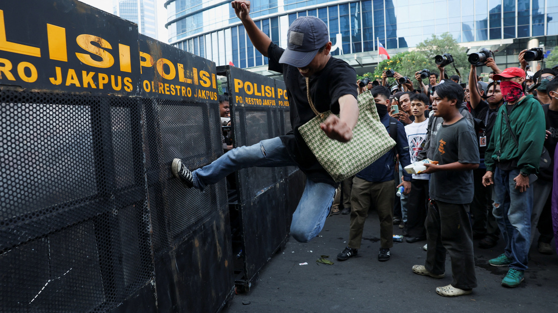 Students hold "Heading to Bankrupt Indonesia" protests against Prabowo's policies 