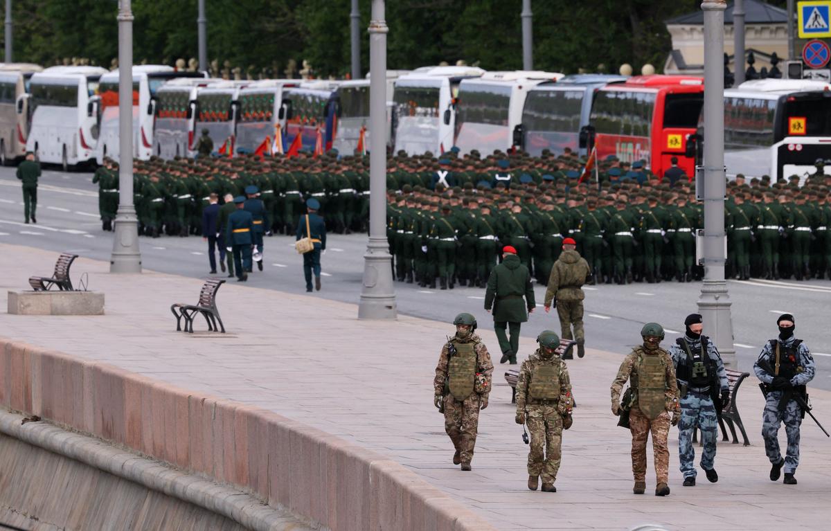 Russian security personnel patrol an area before a military parade on Victory Day, marking the 81st anniversary of the victory over Nazi Germany in World War Two, in central Moscow, Russia, May 9, 2026. REUTERS/Anastasia Barashkova