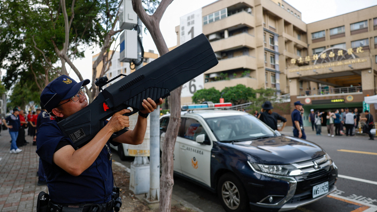 Police officers demonstrate the use of an ADS MK6 counter-drone system outside a hospital during a resilience drill in Nantou, Taiwan, July 2, 2026. REUTERS/Ann Wang
