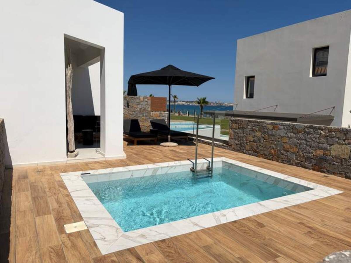  Design elements throughout the Abaton's shared and private space complement the natural seascape with a sexy aesthetic guaranteed to rekindle a couple's romance. Photo Credit: Erika Ebsworth-Goold 