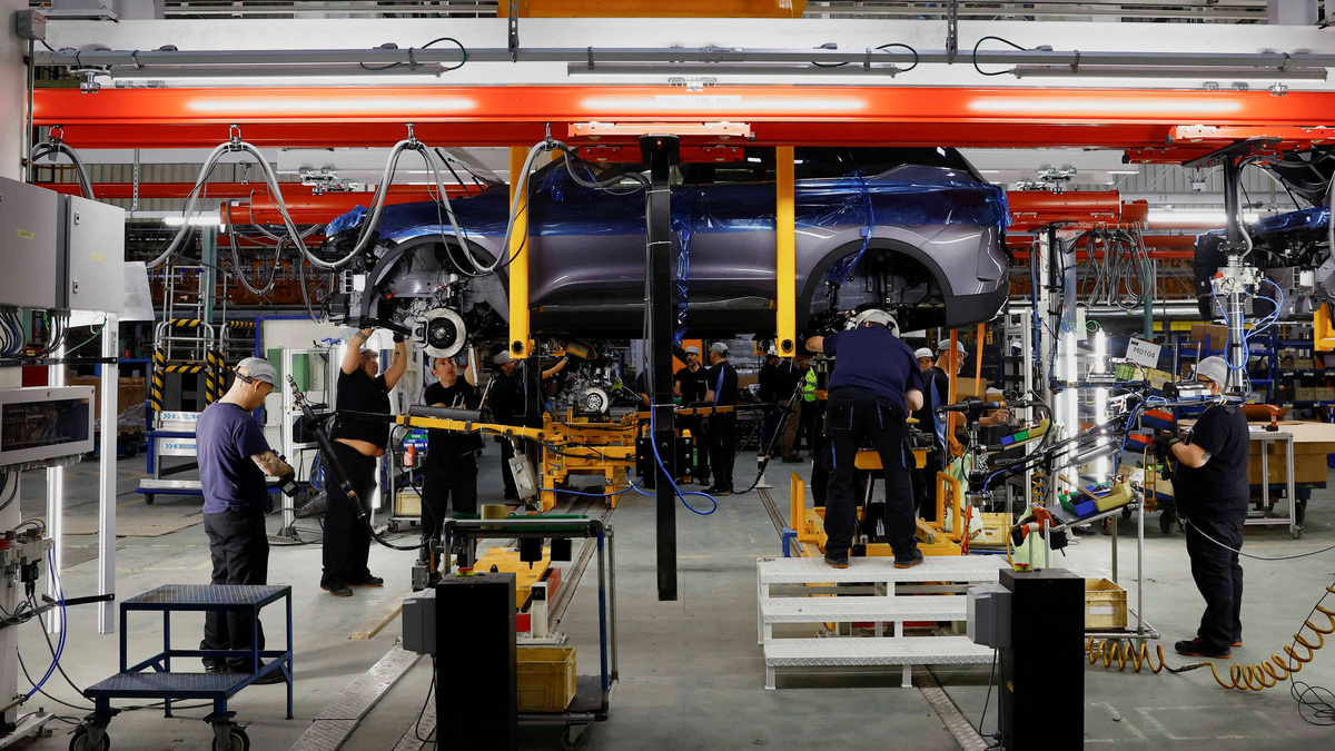 Ebro Automotive's staff work in a car assembly line at their factory in Zona Franca in Barcelona, Spain November 14, 2024. REUTERS/ Albert Gea