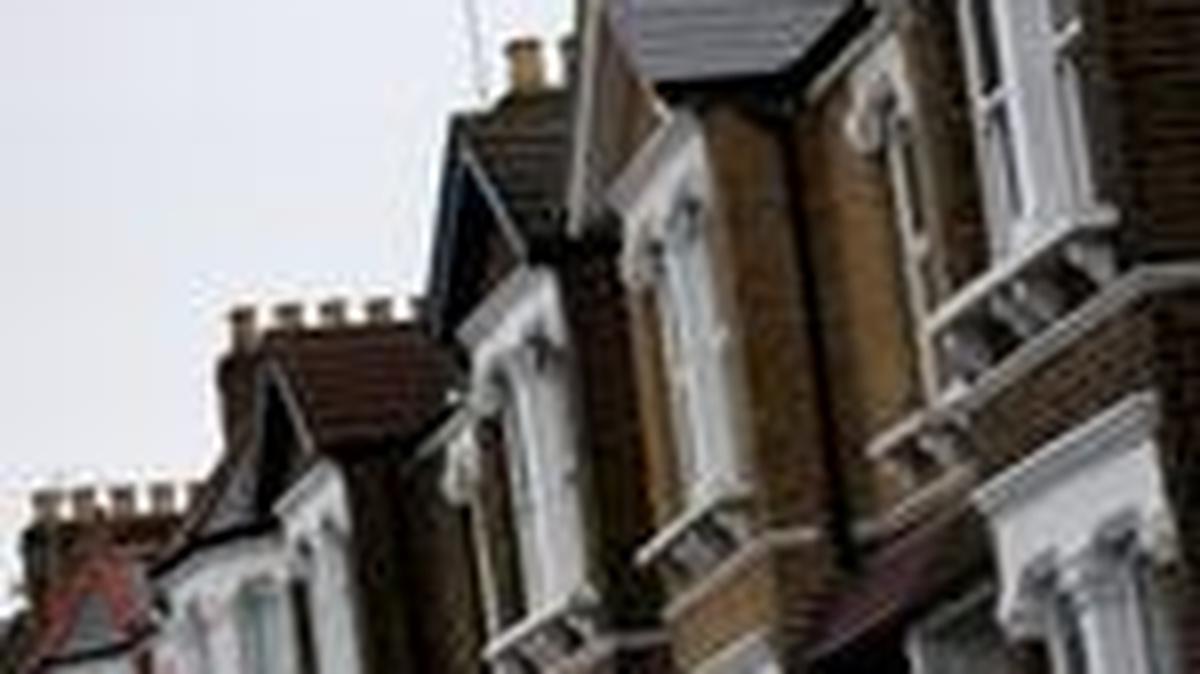 A view of a row of residential houses in London, Britain, January 23, 2025. REUTERS/Hannah McKay