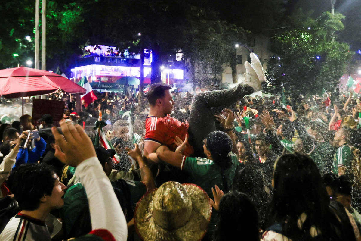 Los aficionados celebran cerca del Ángel de la Independencia tras la victoria de México en el partido de la Copa Mundial de la FIFA 2026 contra Corea del Sur, en Ciudad de México, México, el 18 de junio de 2026. REUTERS/Quetzalli Nicte-Ha  REENVÍO - REPETICIÓN POR MOTIVOS DE CALIDAD