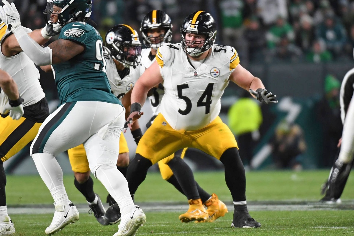  Dec 15, 2024; Philadelphia, Pennsylvania, USA; Pittsburgh Steelers center Zach Frazier (54) blocks against the Philadelphia Eagles at Lincoln Financial Field. Mandatory Credit: Eric Hartline-Imagn Images