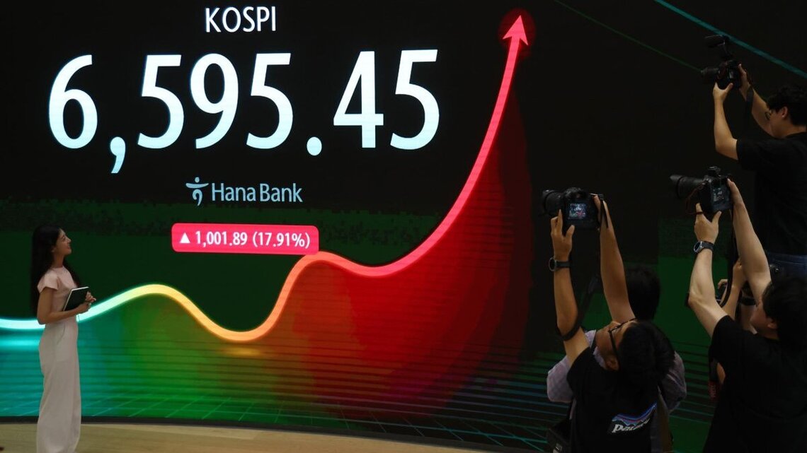Seoul shares surge record 18 pct to reclaim 6,500-point level on chip rally 