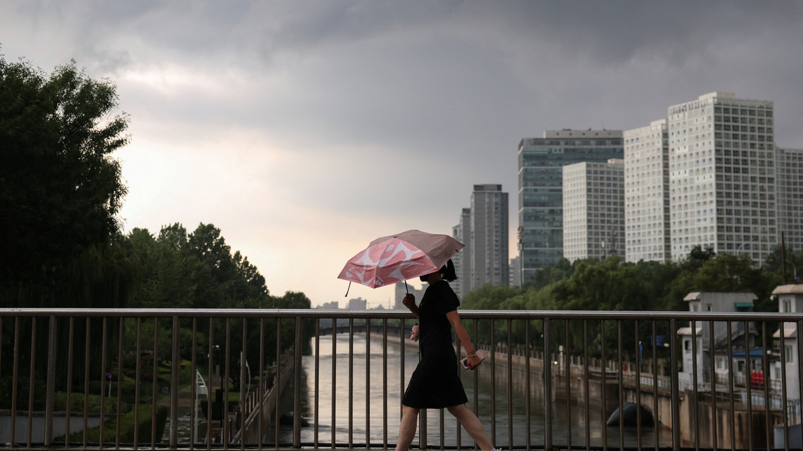 Rain pounds Beijing as Typhoon Dolphin sweeps through China 