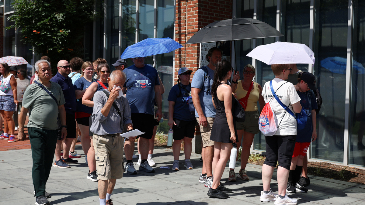 People wait in line to view the Liberty Bell at Independence National Historical Park amid a heatwave in Philadelphia, Pennsylvania, U.S., July 2, 2026.  REUTERS/Hannah Beier