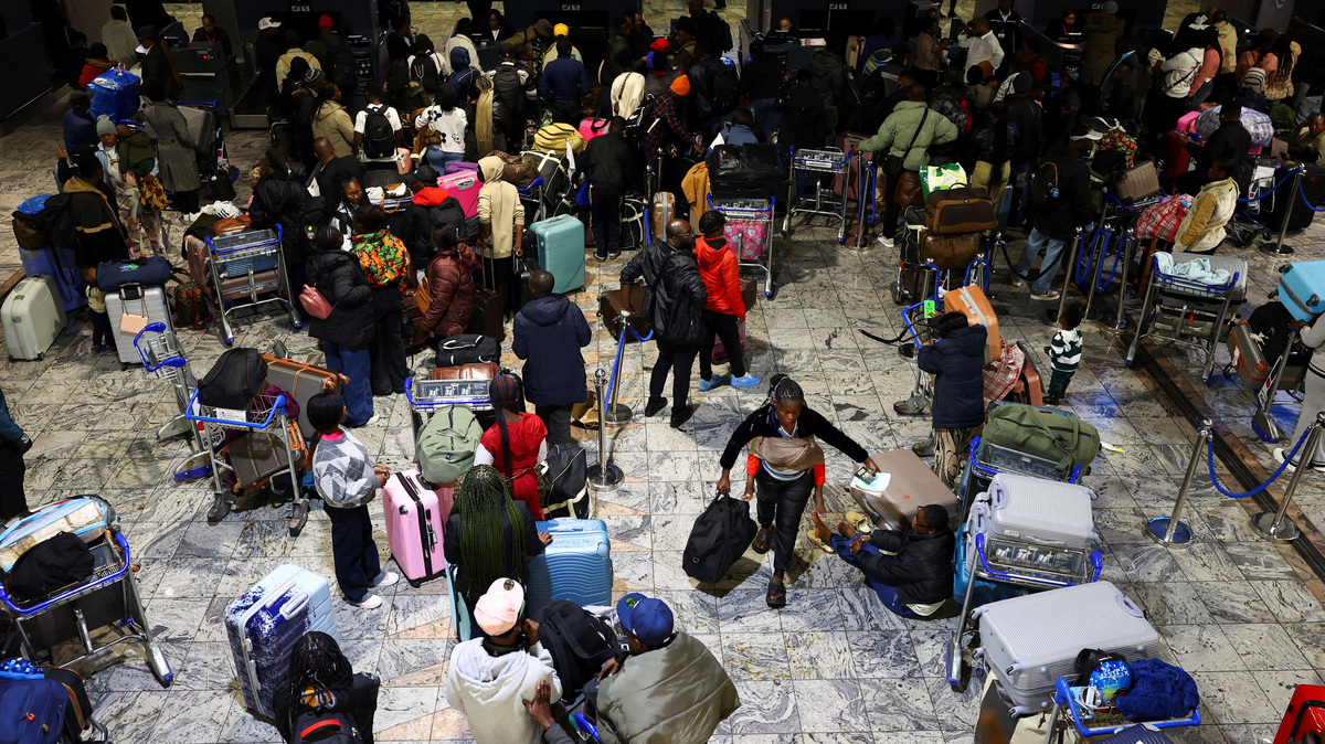 Passengers wait to be checked in as Ghana repatriates hundreds of its citizens from South Africa following instances of violence against migrants from other sub-Saharan African countries, amid a wave of protests against illegal immigration, at O.R. Tambo International Airport in Kempton Park, South Africa, May 27, 2026. REUTERS/Siphiwe Sibeko