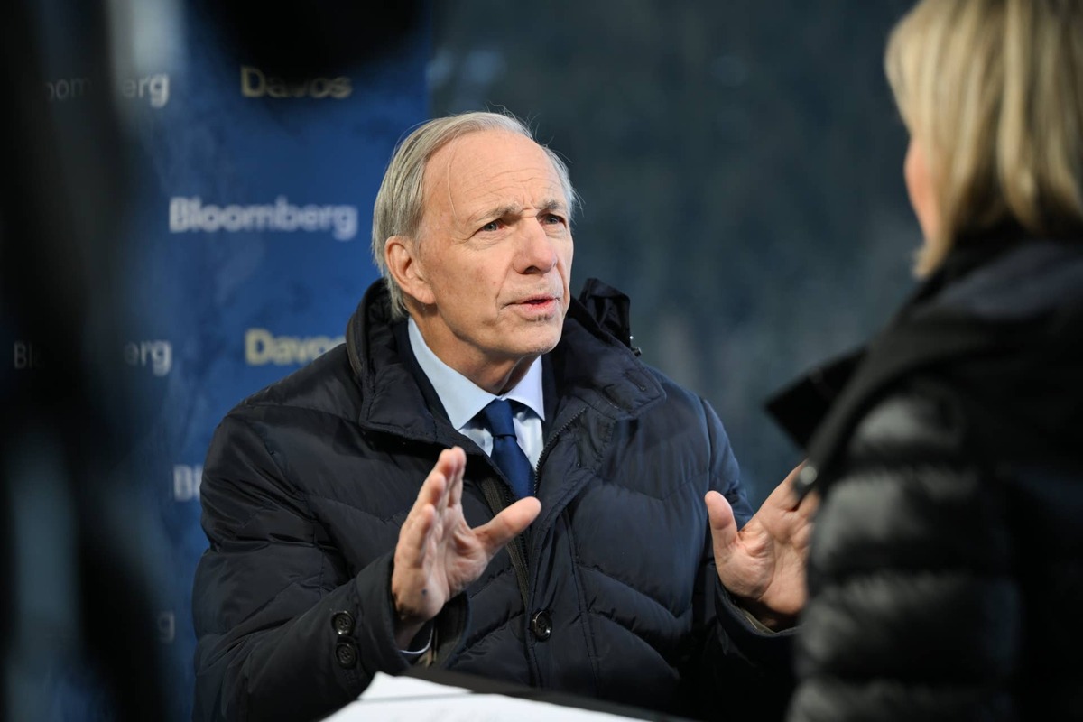  Ray Dalio warns that America's growing debt burden could create serious risks for investors and markets. 