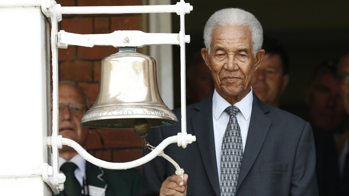 FILE PHOTO: Britain Cricket - England v Sri Lanka - Third Test - Lords - Sir Garfield Sobers rings the bell before the afternoon session as a tribute to Muhammad Ali. 10/6/16 . Action Images via Reuters / Andrew Boyers/File Photo