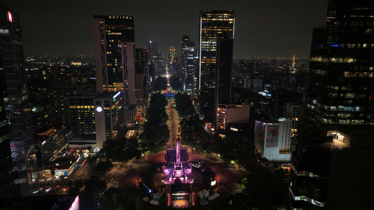 Soccer Football - FIFA World Cup 2026 - Round of 32 - Mexico v Ecuador - Fans gather in Mexico City - Mexico City, Mexico - June 30, 2026 A drone view shows Mexico fans celebrating at the Angel de la Independencia after the match REUTERS/Luis Cortes