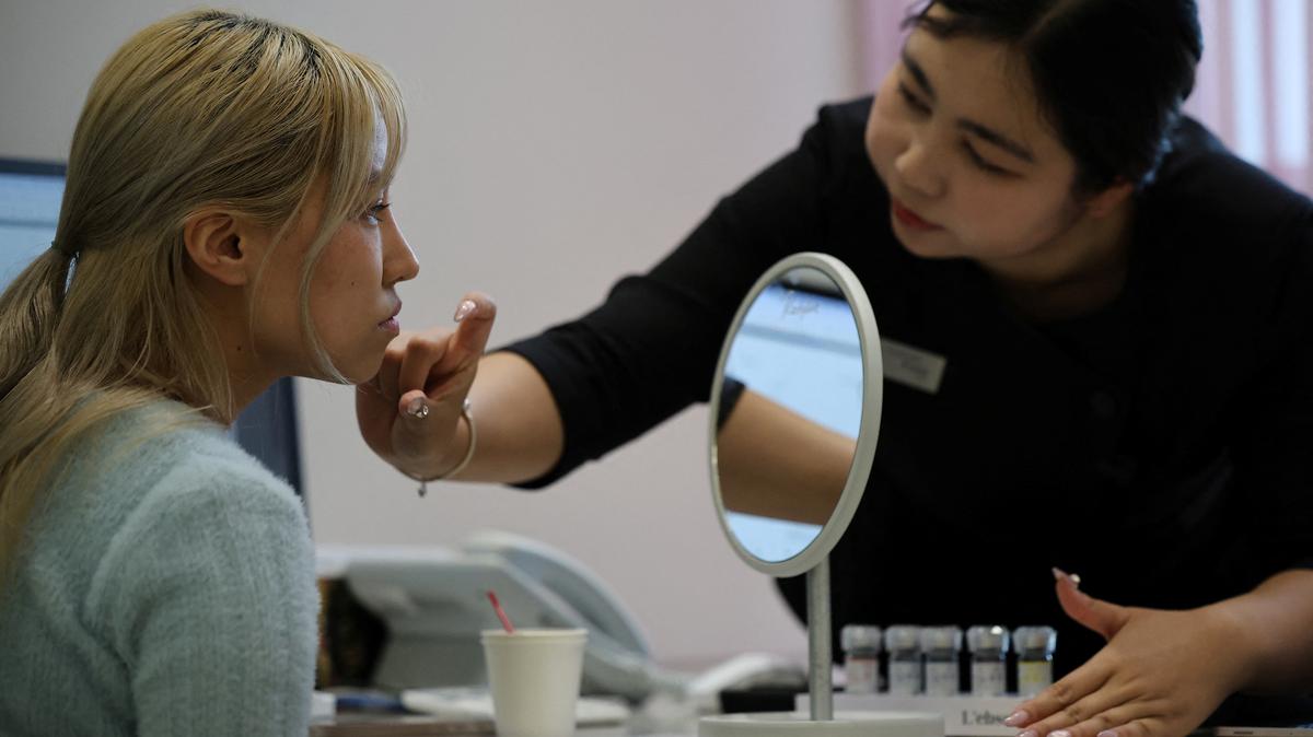 Cindy Gu from the U.S. receives a skin consultation at Lienjang Clinic in Seoul, South Korea, April 29, 2026.  REUTERS/Kim Hong-Ji
