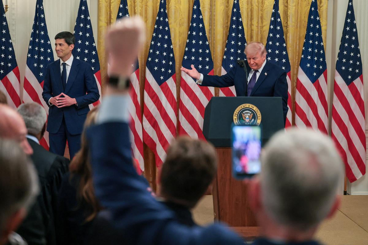 U.S. President Donald Trump gestures towards incoming Federal Reserve Chair Kevin Warsh at his swearing-in ceremony in the East Room of the White House in Washington, D.C., U.S., May 22, 2026. REUTERS/Jonathan Ernst