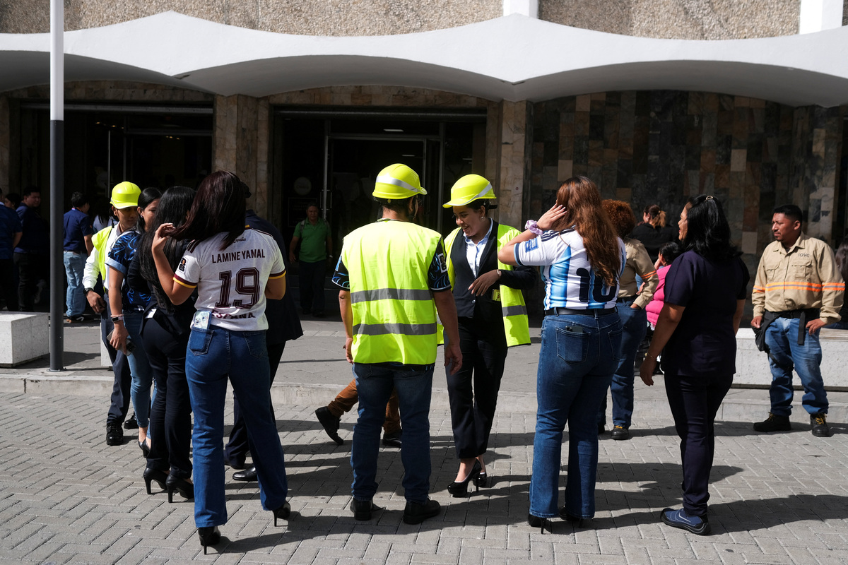 People evacuate a building after a powerful 7.4-magnitude earthquake struck off the coast of Mexico's southern state of Chiapas, triggering a tsunami warning and shaking buildings in neighboring Guatemala and El Salvador, in San Salvador, El Salvador, July 17, 2026. REUTERS/Jose Cabezas