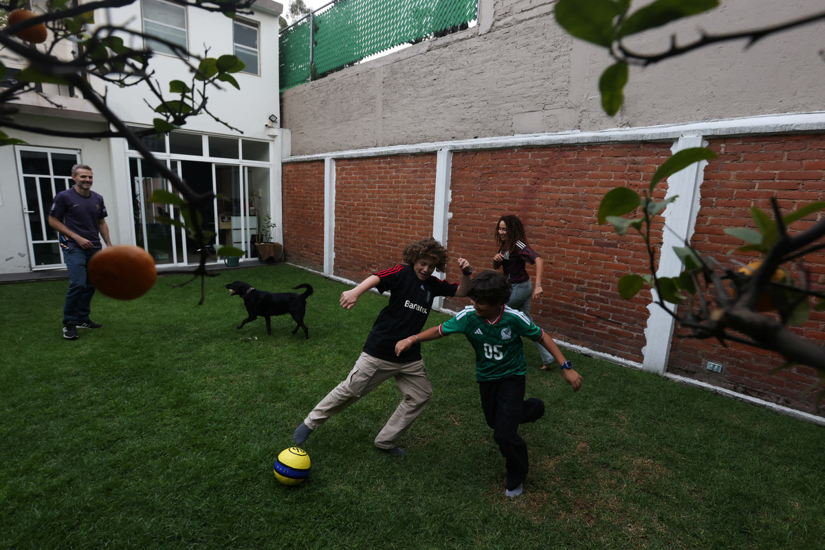 Matt Tyler from England and his Mexican wife Iris Hernandez play soccer with their sons Vincent and Paolo ahead of the match between Mexico and England in the FIFA World Cup 2026 Round of 16, in Mexico City, Mexico, July 3, 2026. REUTERS/Quetzalli Nicte-Ha